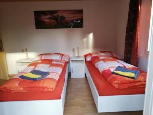 two beds sitting next to each other in a bedroom at Ferienwohnung Uhu in Altdorf