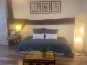 um quarto com uma cama com duas almofadas e uma mesa em Maison Mard'Or Chambre Sylvaé em Mardor