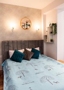 Апартаменты с этническими мотивами с видом на горы في ألماتي: غرفة نوم مع سرير مع لحاف أزرق