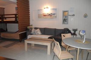 uma sala de estar com um sofá e uma mesa em Apartment Ground Floor, FREE INTERNET em Ayia Napa