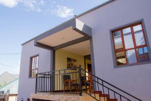 una riproduzione di una casa con balcone di Hecasa Homestay ad Arusha