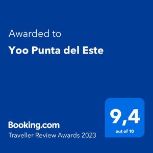 Ett certifikat, pris eller annat dokument som visas upp på Yoo Punta del Este