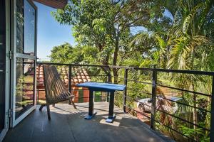 niebieski stół i krzesło na balkonie w obiekcie Casa Charlie w mieście Areguá