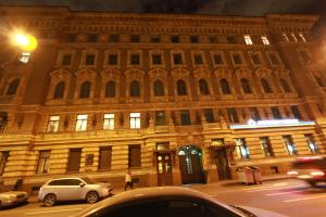 a large building with cars parked in front of it at Мини-отель Фонтанка 64 in Saint Petersburg