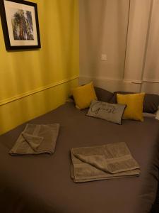 een bed met twee kussens en handdoeken erop bij The Fox Inn in Abingdon
