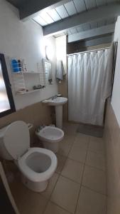 uma casa de banho com um WC e um lavatório em LOFT GB em Córdoba