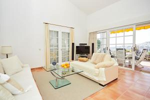 A television and/or entertainment centre at Stunning Villa with Breathtaking Ocean View