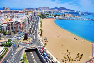 een stad met een strand en de oceaan bij ENZO SUITE in Las Palmas de Gran Canaria
