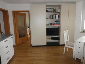 Televisyen dan/atau pusat hiburan di Gäste-und Ferienwohnung Magdeburg Alt-Olvenstedt, zwei Schlafzimmer, Treppenlift, ruhige Lage, Nähe Klinikum und Abfahrten A 2 und A 14