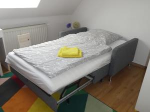 łóżko szpitalne z żółtą poduszką w obiekcie Gästewohnung Magdeburg w mieście Magdeburg