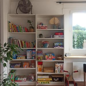 a book shelf filled with lots of books at La Tanière aux Loups in Montévrain