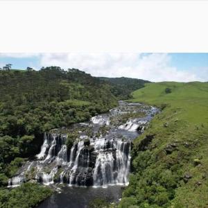 una vista aérea de una cascada en medio de un río en Recanto do Cachoeira do Nassucar en Cambará