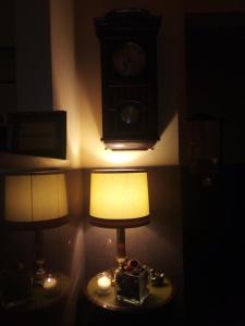 綠山城的住宿－Villa Minerva，桌子上带摄像头的灯,带时钟