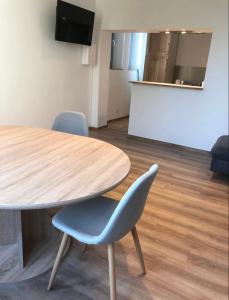 Televízia a/alebo spoločenská miestnosť v ubytovaní Résidence Harmonie Appartement N 4 meublé Avec Petit Déjeuner