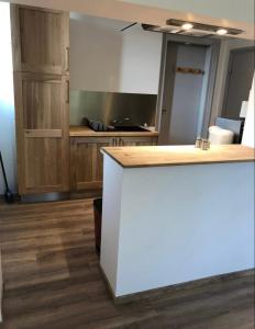 Kuchyňa alebo kuchynka v ubytovaní Résidence Harmonie Appartement N 4 meublé Avec Petit Déjeuner