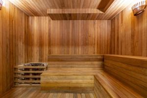 una sauna con paredes de madera y suelo de madera en Rosa Edifício Bellagio Canela com Infraestrutura completa, en Canela