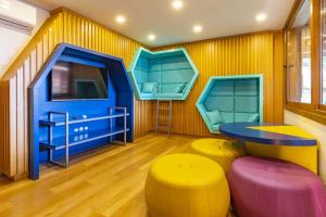 Habitación infantil con pared azul y amarilla en Rosa Edifício Bellagio Canela com Infraestrutura completa, en Canela