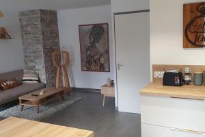 uma sala de estar com um sofá e uma mesa em Logement entier de plain-pied em Épagny