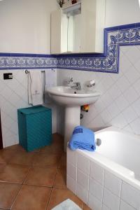 La salle de bains est pourvue d'un lavabo et d'une baignoire. dans l'établissement Lucy's cottage, à Cinisi