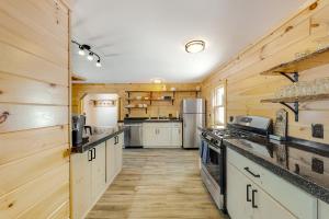 uma grande cozinha com paredes e pisos em madeira em Greenville Getaway em Greenville