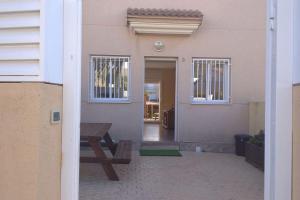 una casa con una mesa de picnic delante de ella en Fantástica casa con piscina y playa ,Torredembarra-Tarragona, en La Pobla de Montornès