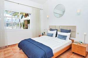 A bed or beds in a room at Stunning Villa with Breathtaking Ocean View Még 37 kép