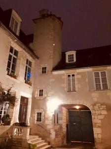 Fotografia z galérie ubytovania Le "Pied à Terre" - Appartement plein centre avec Parking Privé v destinácii Bourges