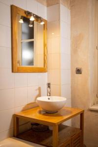 Fotografia z galérie ubytovania Le "Pied à Terre" - Appartement plein centre avec Parking Privé v destinácii Bourges