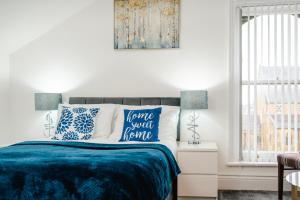 Кровать или кровати в номере Crosby Apartments