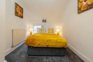 Кровать или кровати в номере Crosby Apartments
