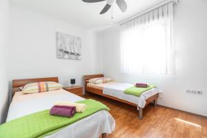 een slaapkamer met 2 bedden en een raam bij kuća za odmor Iris in Vela Luka