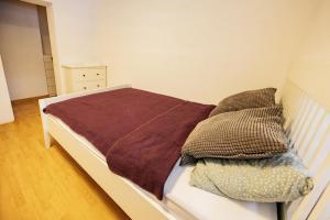 um quarto com uma cama com um cobertor castanho em Mojstranka em Mojstrana