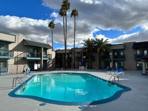 Bazén v ubytování Studio 6 Suites Mesa AZ Near Downtown & Sloan Park nebo v jeho okolí