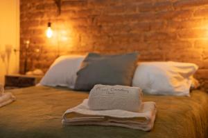 a bed with a towel on top of it at Casa da Ti´Lola in Évora