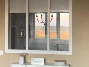 a window in a kitchen with a view at Maison Mard'Or Chambre Plume in Mardor