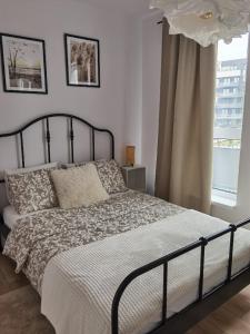 sypialnia z łóżkiem i oknem w obiekcie Apartament AQUA przy Aquaparku w Redzie w mieście Rumia