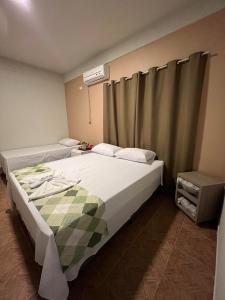 Un pat sau paturi într-o cameră la Hotel Paraiso - By UP Hotel - Fácil acesso as faculdades e FarmShow