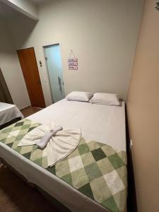 Ένα ή περισσότερα κρεβάτια σε δωμάτιο στο Hotel Paraiso - Fácil acesso as faculdades e FarmShow