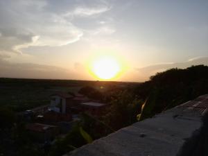 um pôr-do-sol do telhado de um edifício em Casa L&A em Aracati