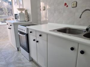 Kuchyň nebo kuchyňský kout v ubytování C09A01 Apartamento Somo + 14 fotografií