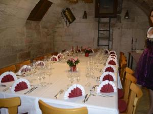 una mesa larga con copas de vino y flores. en Naturparkhotel & Landgasthof Stromberg, en Sachsenheim