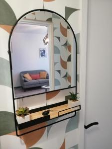 tocador con espejo en la pared en Orion - SILS Coquet studio proche des commodités et transports en Hérouville-Saint-Clair