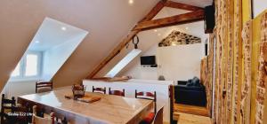 uma cozinha e sala de jantar com uma mesa de madeira em Ecueil des Neiges em Barèges