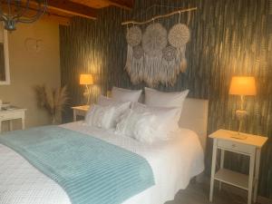 een slaapkamer met een groot bed met witte kussens bij Maison Mard'Or Chambre Plume in Mardor