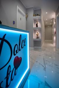 una señal de tienda con un corazón en una habitación en B&B Dolce Sosta, en Nápoles