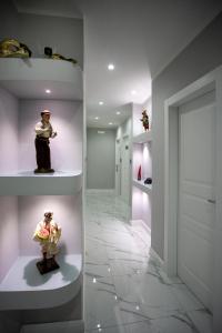 una stanza con corridoio con statuette in esposizione di B&B Dolce Sosta a Napoli