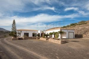 una casa al lado de un camino de tierra en Casa El Kornao, Fuerteventura, en Tuineje