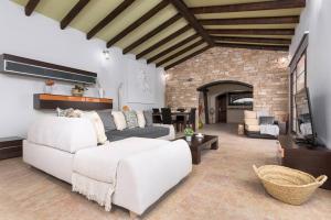 a living room with a white bed and a couch at Casa El Kornao, Fuerteventura in Tuineje