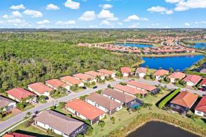 uma vista aérea de um resort com um rio e edifícios em 1559 Marton Court em Lely Resort