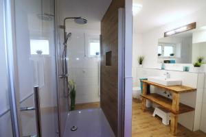 un bagno con doccia e lavandino di Moderne Wohnung mit Sauna nahe Burg im Spreewald a Vetschau Altre 18 foto